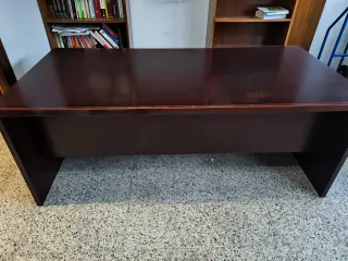 Mesa de despacho de madera marrón con cajoneras