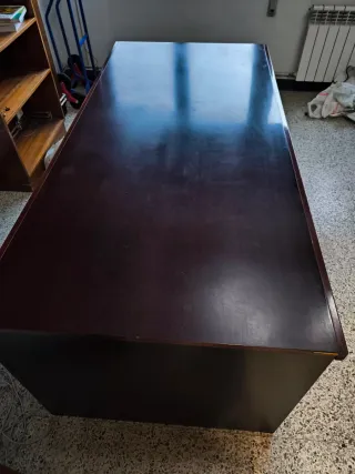 Mesa de despacho de madera marrón con cajoneras
