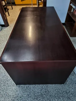 Mesa de despacho de madera marrón con cajoneras