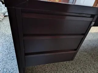 Mesa de despacho de madera marrón con cajoneras