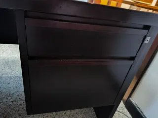 Mesa de despacho de madera marrón con cajoneras