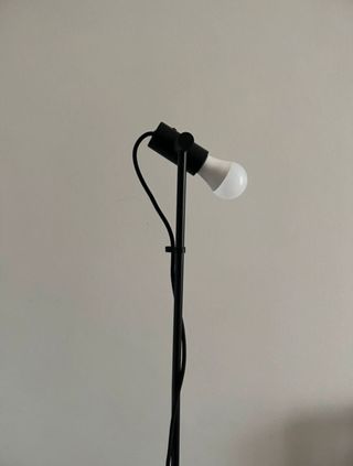 Lampada da terra nera e bianca