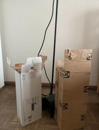 Lampada da terra nera e bianca