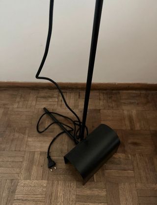 Lampada da terra nera e bianca