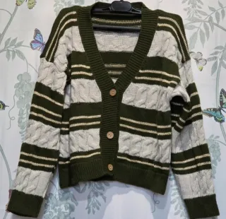 Cárdigan de punto verde y beige