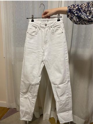 Pantalón vaquero blanco Stradivarius Mum Slim Fit