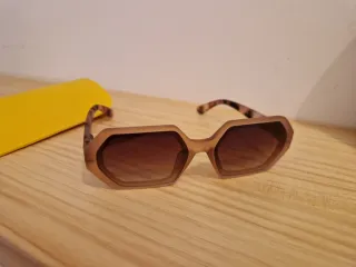 Gafas de sol mujer beige y marrón.