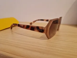 Gafas de sol mujer beige y marrón.