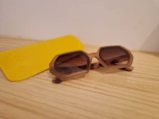 Gafas de sol mujer beige y marrón.