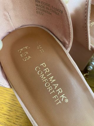 Sandalias rosas Primark con perlas