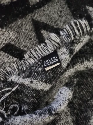 Mantella geometrica nera e grigia