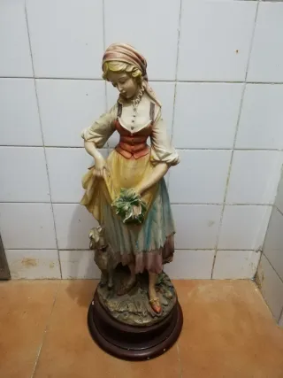 Figura cerámica mujer con perro