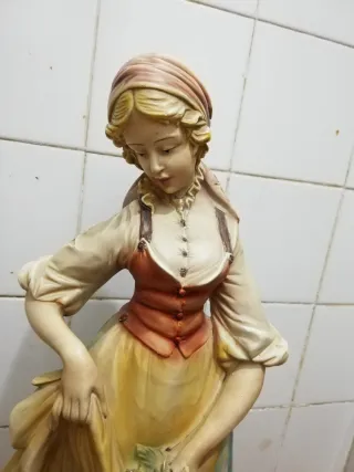 Figura cerámica mujer con perro