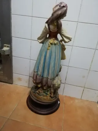 Figura cerámica mujer con perro