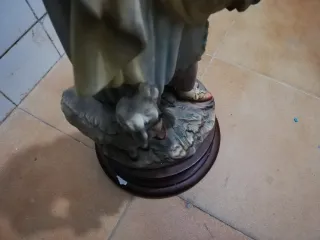 Figura cerámica mujer con perro