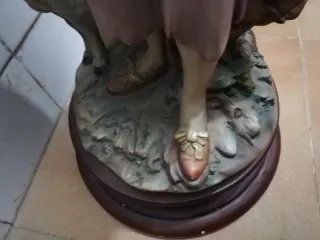 Figura cerámica mujer con perro