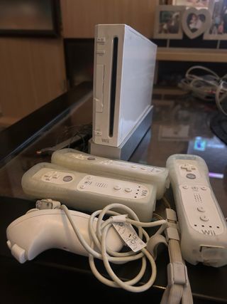 Nintendo Wii con 3 mandos y joystick