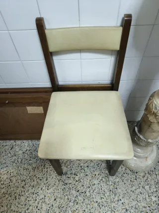 Mesa de comedor de madera con sillas