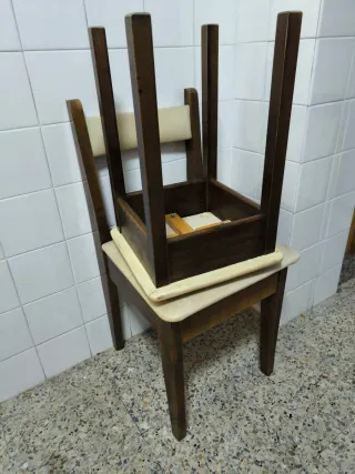 Mesa de comedor de madera con sillas