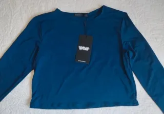 Camiseta crop azul Stradivarius