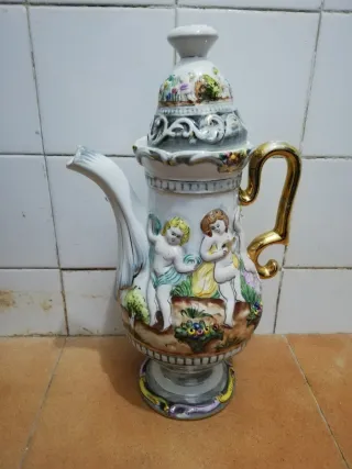 Tetera de cerámica decorada