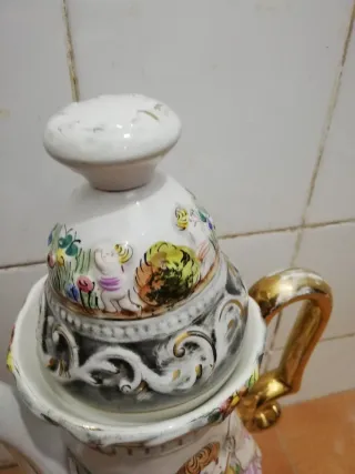Tetera de cerámica decorada