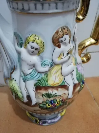 Tetera de cerámica decorada