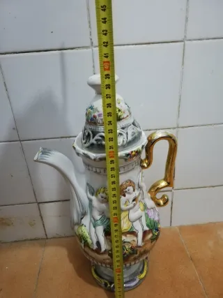 Tetera de cerámica decorada