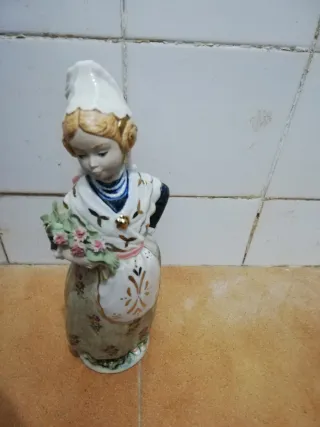 Figura cerámica mujer con flores