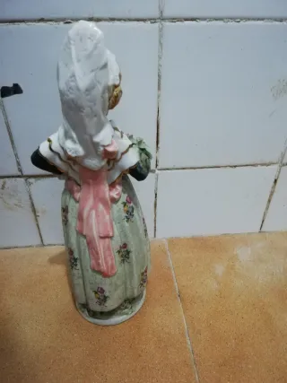 Figura cerámica mujer con flores