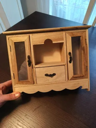 Armario de madera para muñecas con puertas de cris