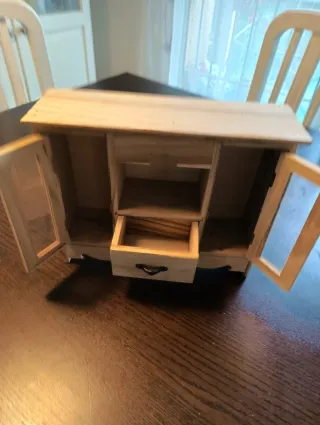 Armario de madera para muñecas con puertas de cris