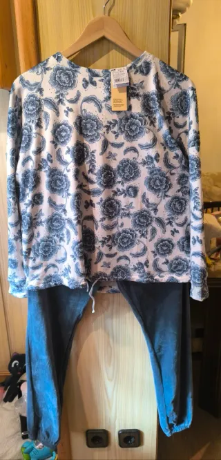 Pijama floral azul y blanco