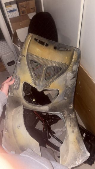 Carenado frontal moto negro y blanco