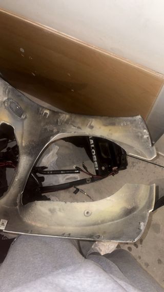 Carenado frontal moto negro y blanco