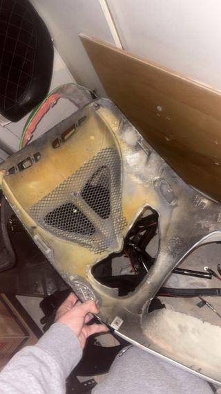 Carenado frontal moto negro y blanco