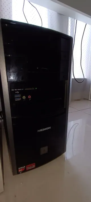 Ordenador de mesa + Monitor + Teclado