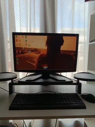 Ordenador de mesa + Monitor + Teclado