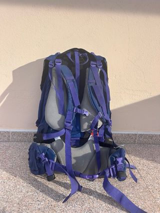 Mochila de mochilero 60L azul/morado.