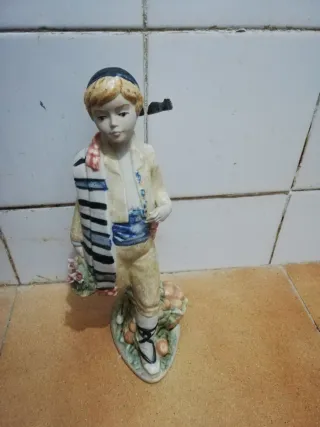 Figura cerámica niño con flores