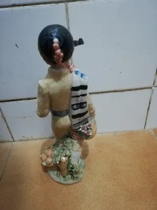 Figura cerámica niño con flores