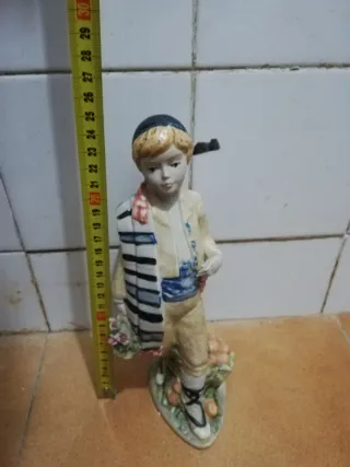 Figura cerámica niño con flores