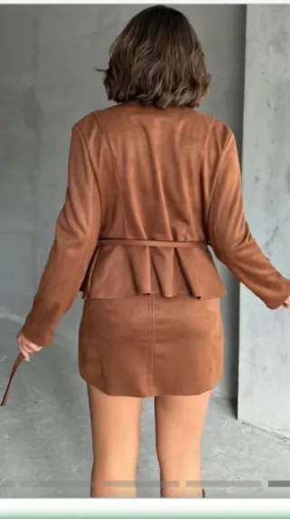 Falda marrón con cinturón suave