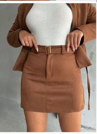 Falda marrón con cinturón suave
