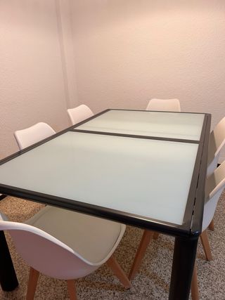 Mesa extensible cristal y metal