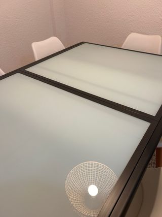 Mesa extensible cristal y metal