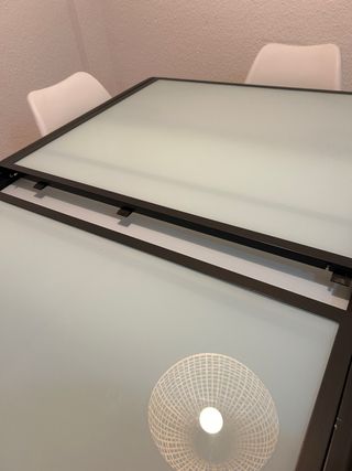 Mesa extensible cristal y metal