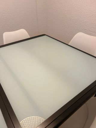 Mesa extensible cristal y metal