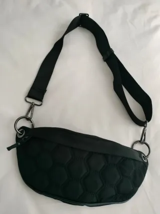 Riñonera Zara acolchada negra impermeable