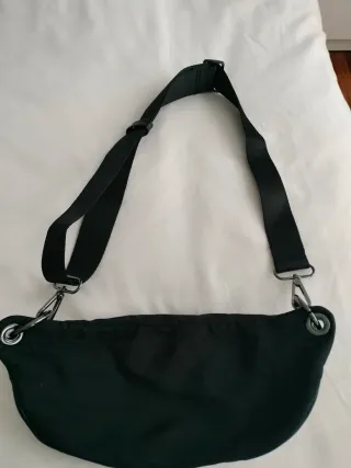 Riñonera Zara acolchada negra impermeable